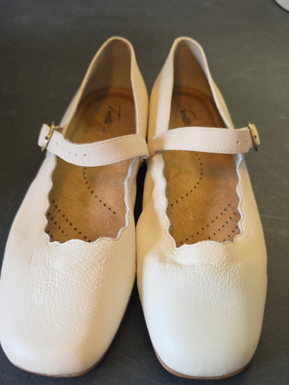 Women's Cream Mary Jane Trotters Flats with Scalloped Edge size 12M